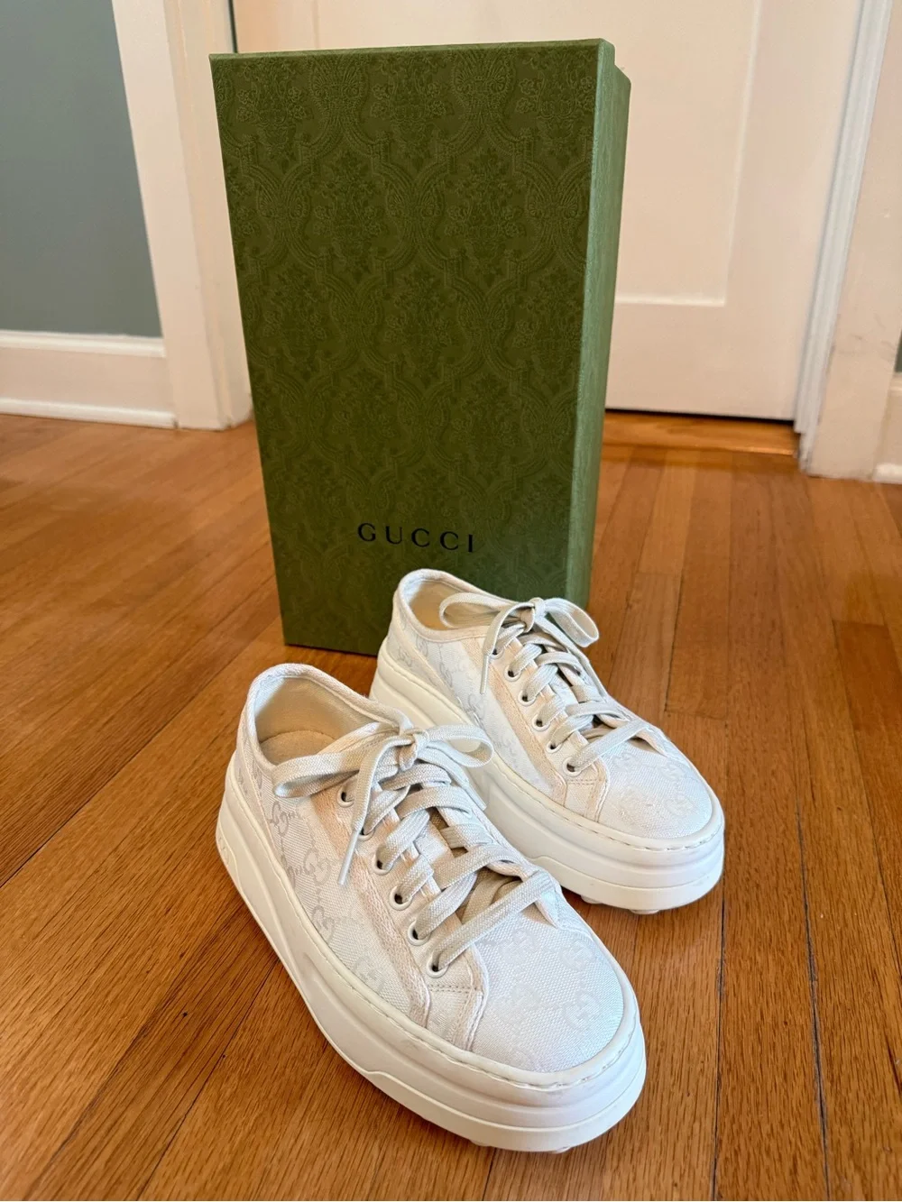 Gucci Cream Lace-Up Low-Top Sneakers